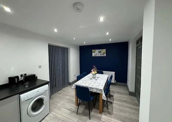 Nice House With Free Parking
